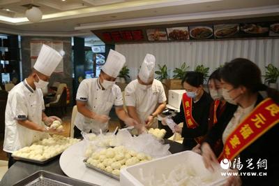 國(guó)慶送暖意 致敬勞動(dòng)者——西安良元福宴餐飲公司及員工免費(fèi)送餐近300份